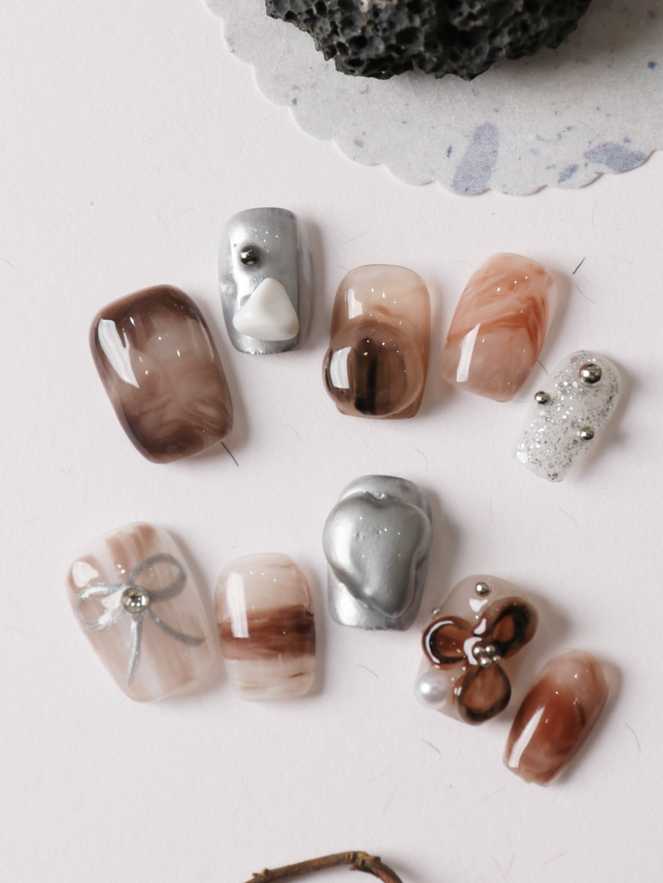 Nail Adhesive Tab - 10 faux ongles courts marron effet